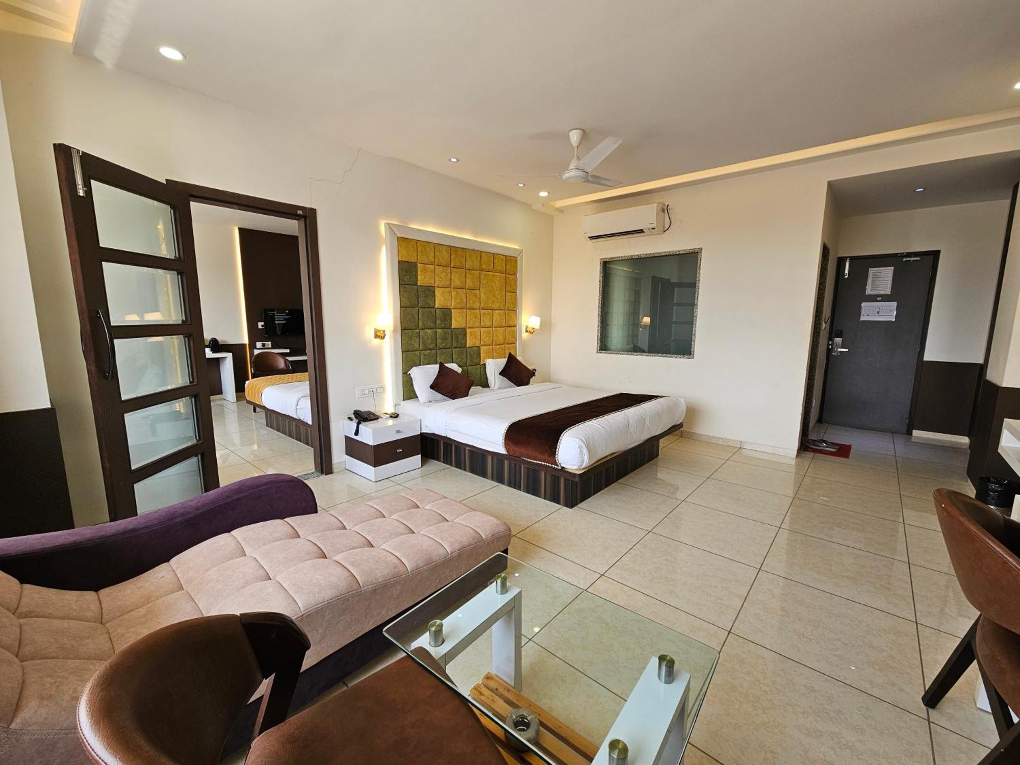 Hotel Grand Darshan Vadodara Eksteriør bilde