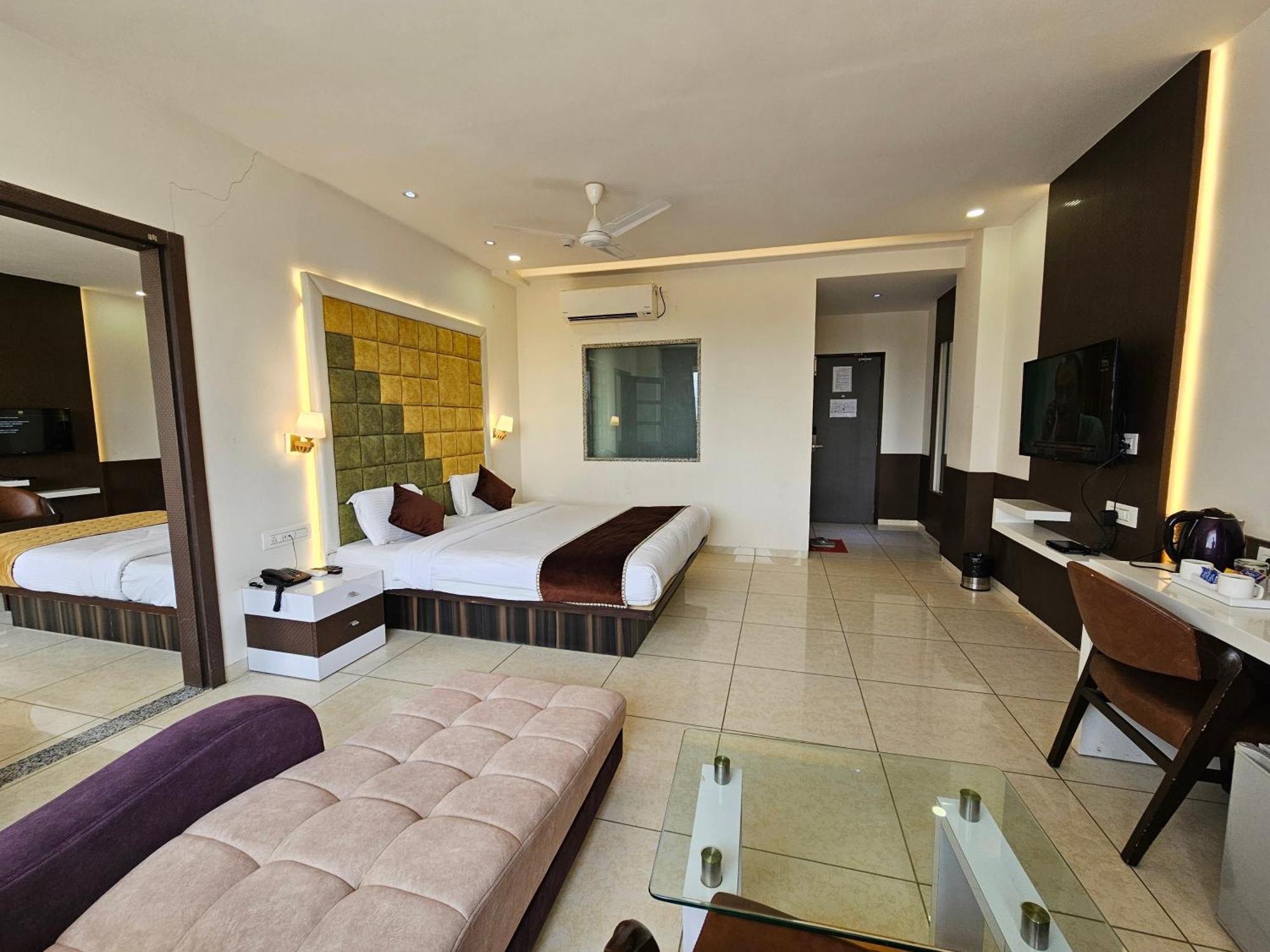 Hotel Grand Darshan Vadodara Eksteriør bilde